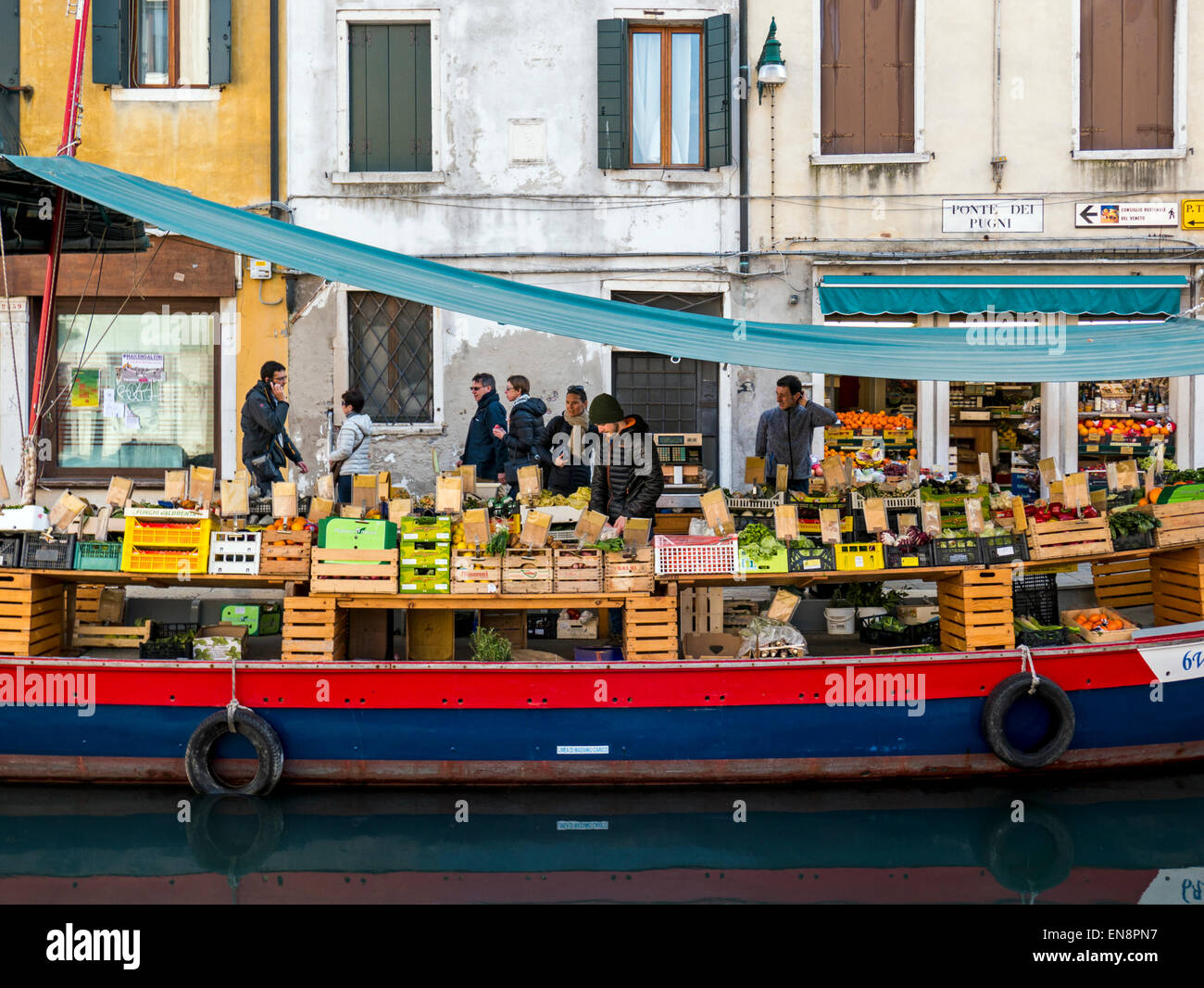 Affiche du vendeur de fruits et légumes sur le bateau du marché, Venise, Italie, ville des canaux Banque D'Images