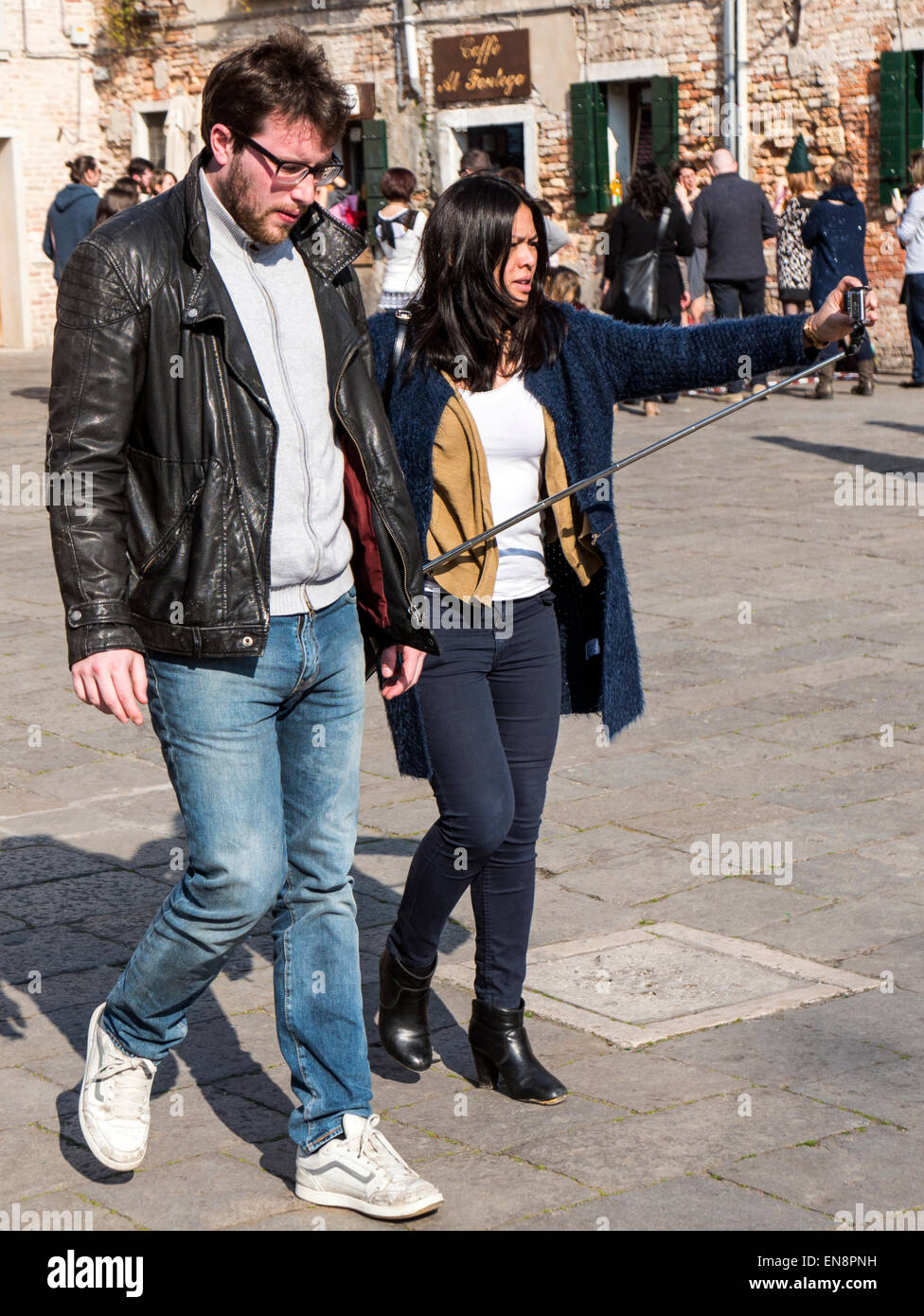 Les touristes avec caméra GoPro sur stick pour les autoportraits, Venise, Italie, ville des canaux Banque D'Images