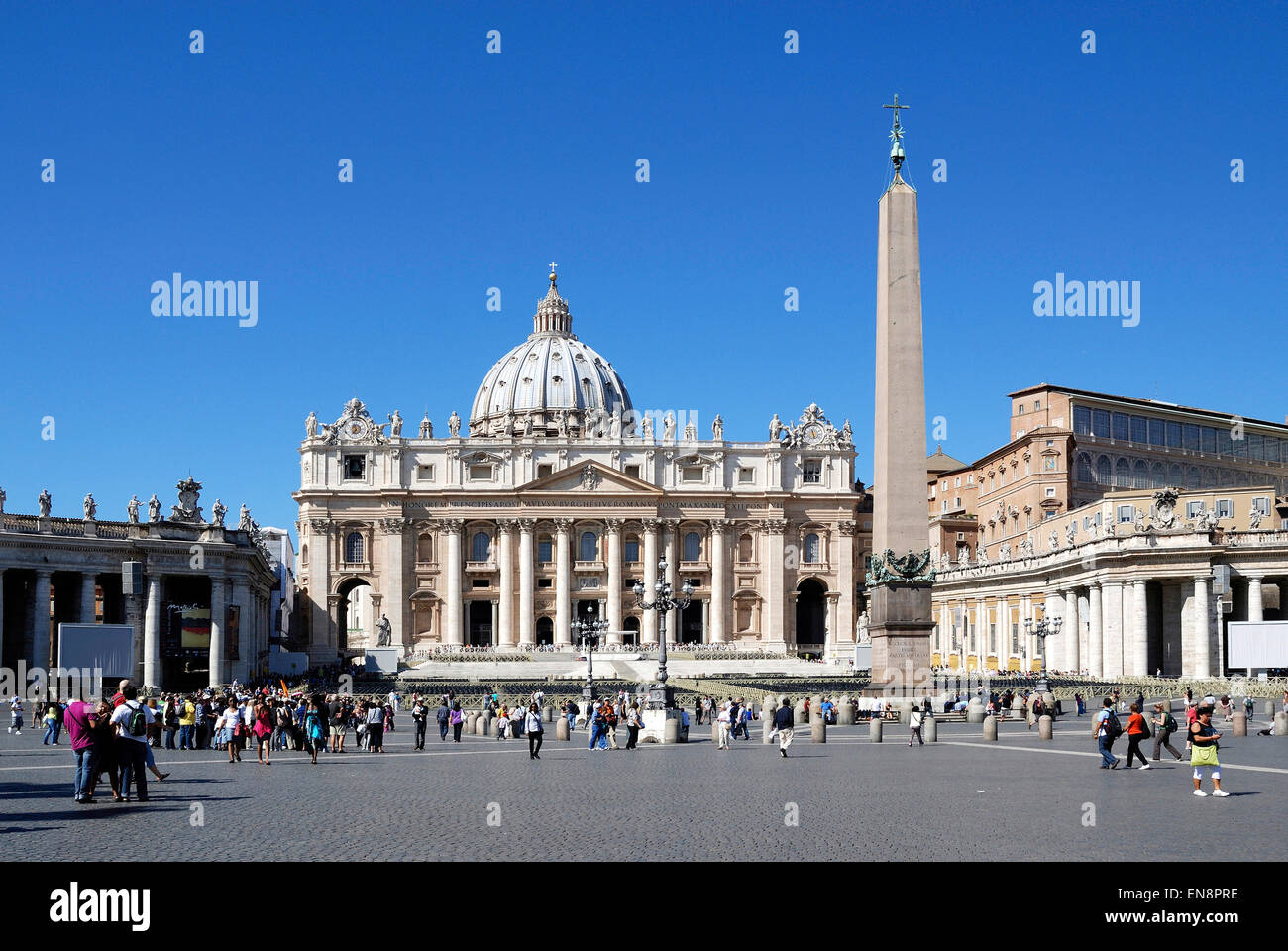 Saint Peters Square en face de la Basilique Saint Pierre au Vatican, à Rome. Banque D'Images