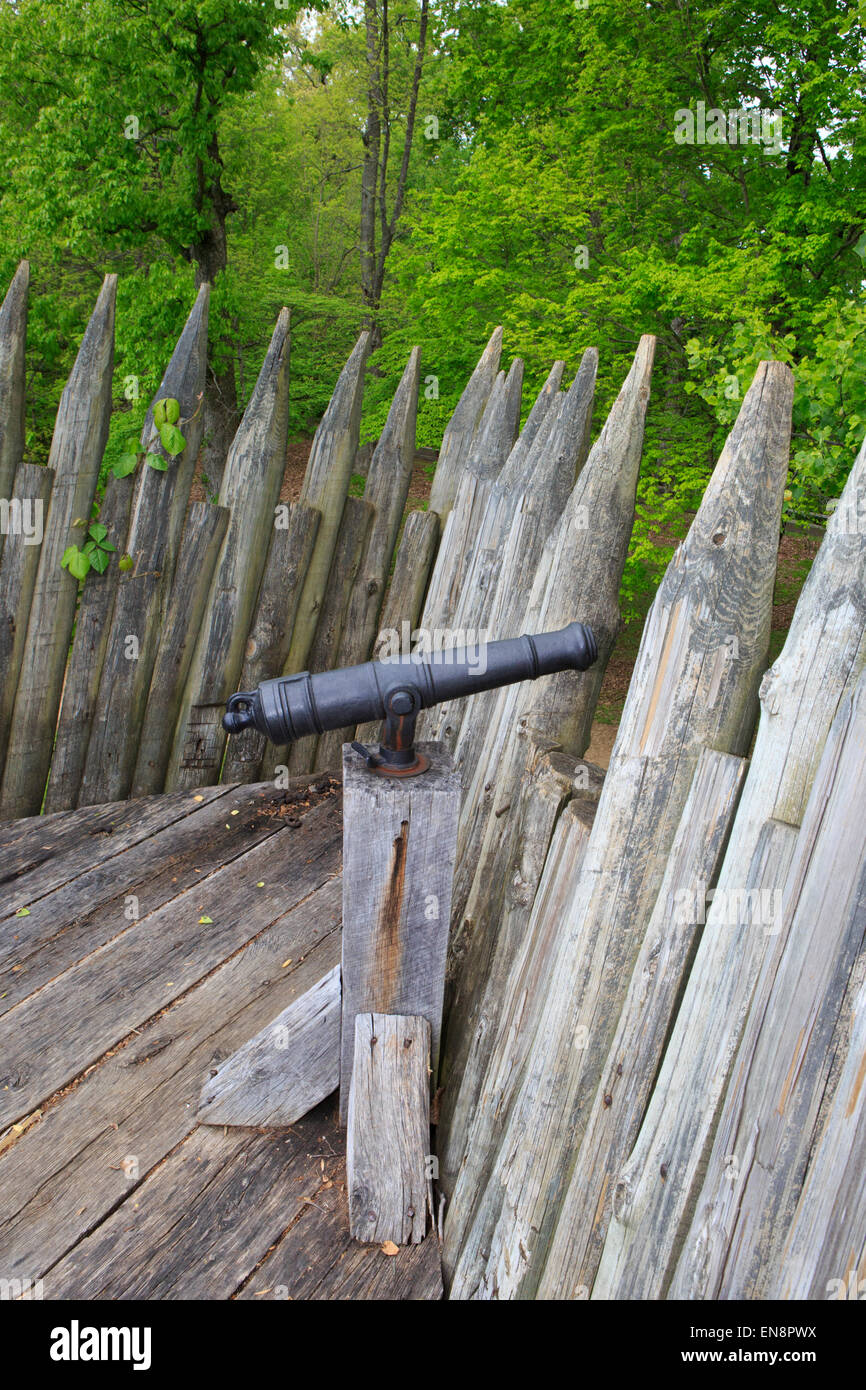 Petit cannon le long des murs de Fort Loudoun, TN, historique guerre de site. Banque D'Images