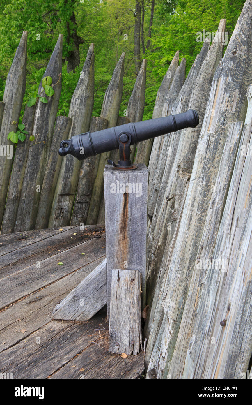 Petit cannon le long des murs de Fort Loudoun, TN, historique guerre de site. Banque D'Images