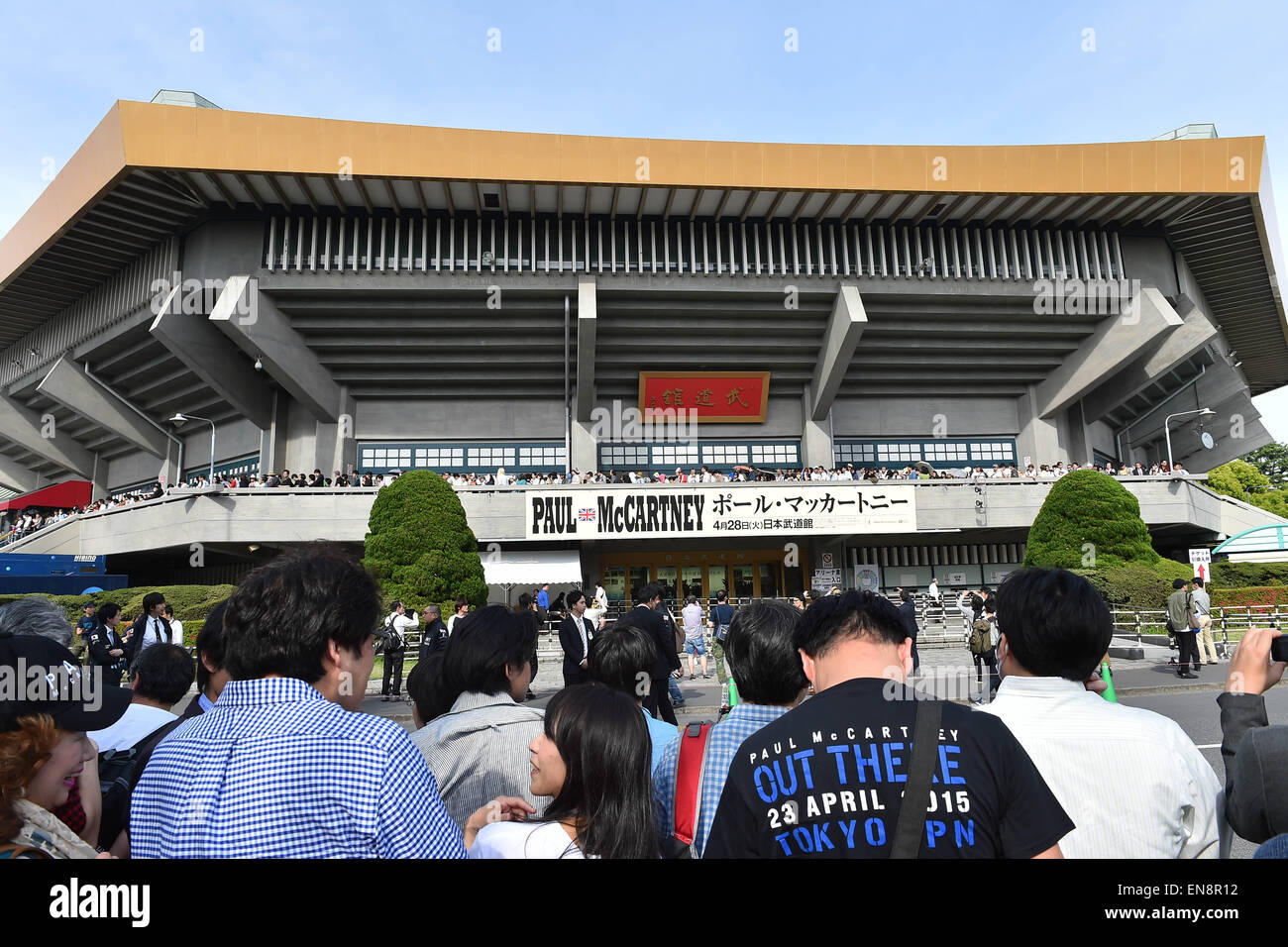 Tokyo, Japon. Apr 28, 2015. Paul McCartney fans en dehors de la Nippon Budokan avant le concert de l'étoile. Le Nippon Budokan est l'un des plus célèbres lieux de musique bien qu'il a été construit pour accueillir la compétition de judo au Jeux Olympiques de 1964 à Tokyo. Les Beatles étaient le premier groupe de rock à jouer au lieu d'exposition à 1966 et symboliquement ce sera Paul McCartney's first performance il y a depuis lors. © AFLO/Alamy Live News Banque D'Images