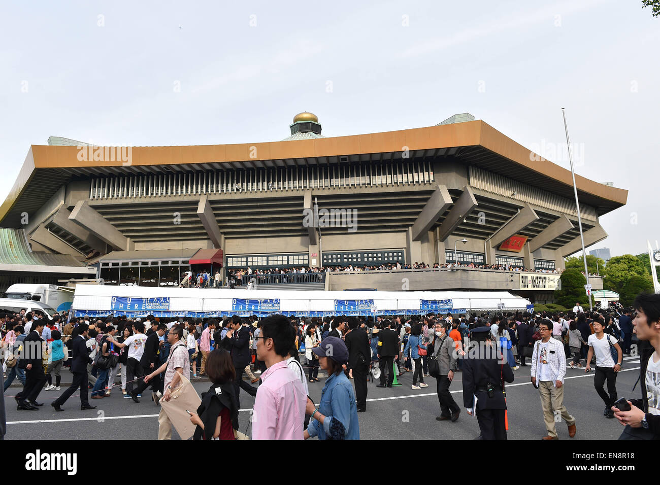 Tokyo, Japon. Apr 28, 2015. Paul McCartney fans en dehors de la Nippon Budokan avant le concert de l'étoile. Le Nippon Budokan est l'un des plus célèbres lieux de musique bien qu'il a été construit pour accueillir la compétition de judo au Jeux Olympiques de 1964 à Tokyo. Les Beatles étaient le premier groupe de rock à jouer au lieu d'exposition à 1966 et symboliquement ce sera Paul McCartney's first performance il y a depuis lors. © AFLO/Alamy Live News Banque D'Images