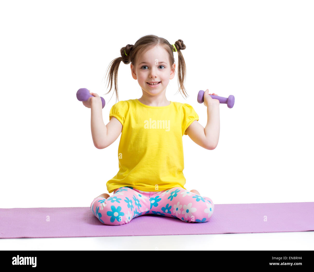 Fille enfant actif faisant des exercices de conditionnement physique isolé sur fond blanc Banque D'Images