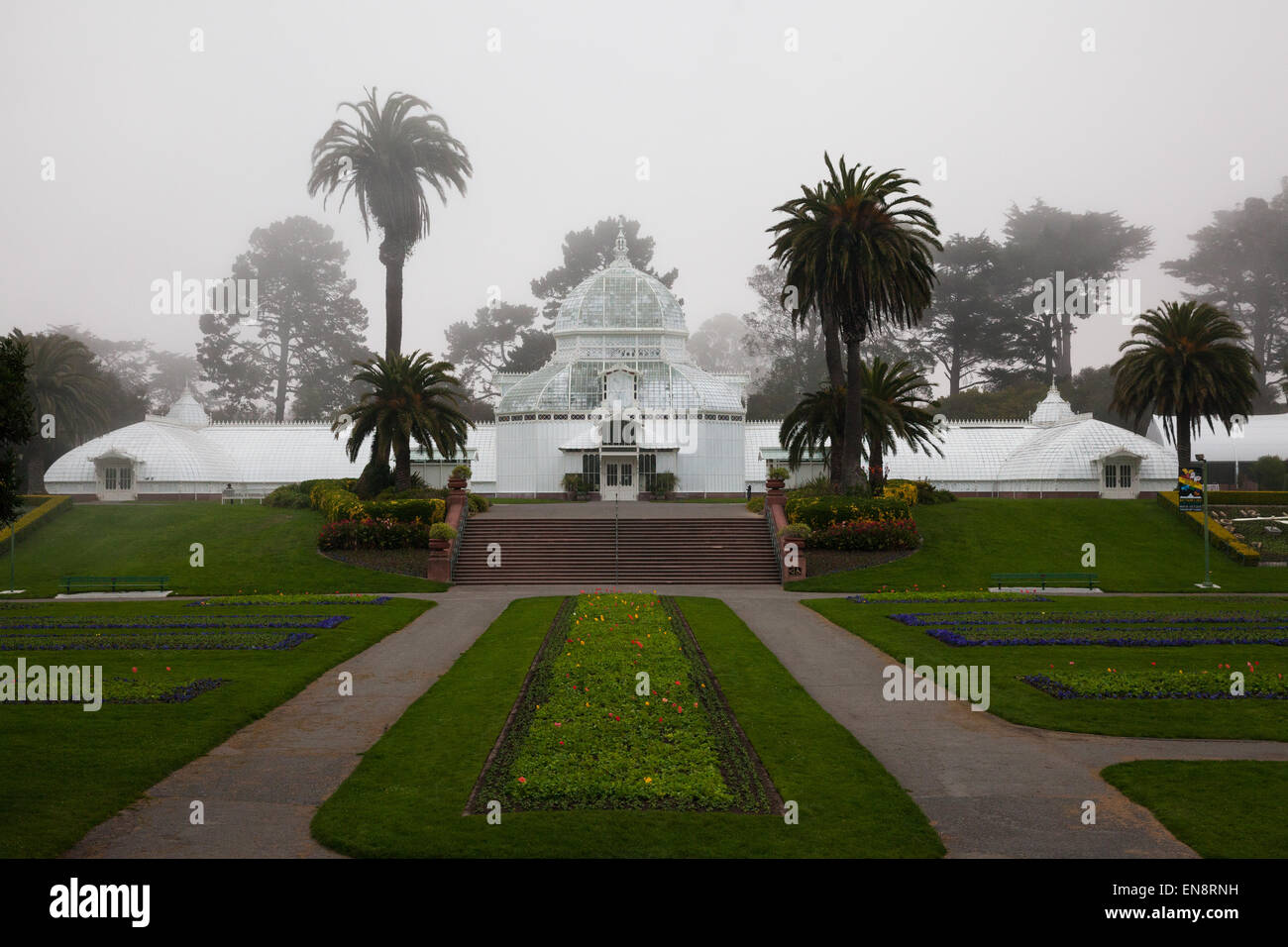 Le Conservatoire des fleurs dans le parc du Golden Gate à San Francisco en Californie en un jour brumeux. Banque D'Images