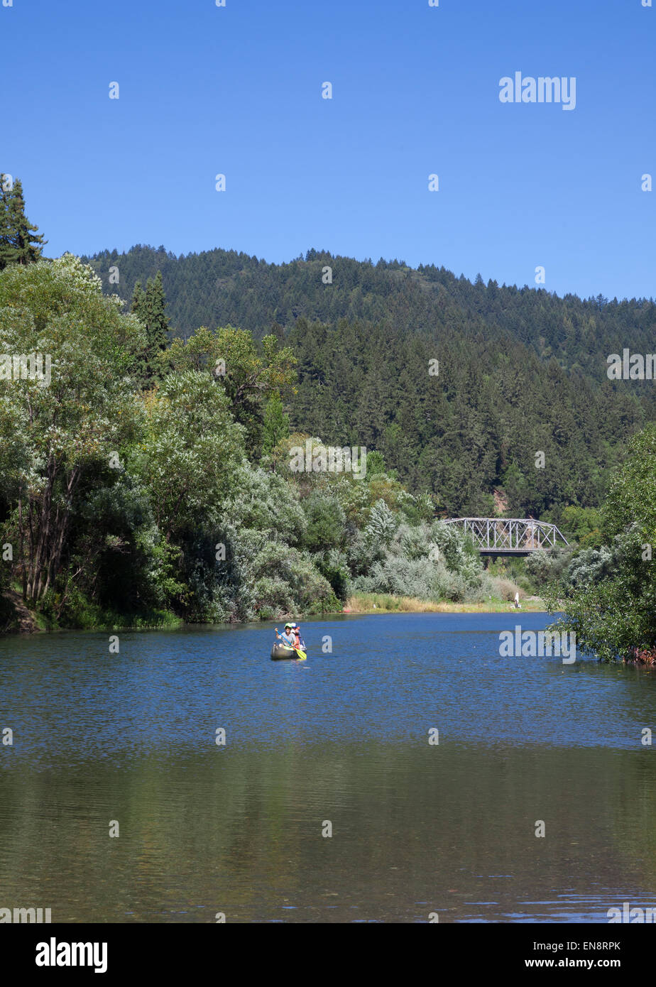 Personnes en canoë sur la rivière russe près de Guernville en Californie du Nord. Banque D'Images