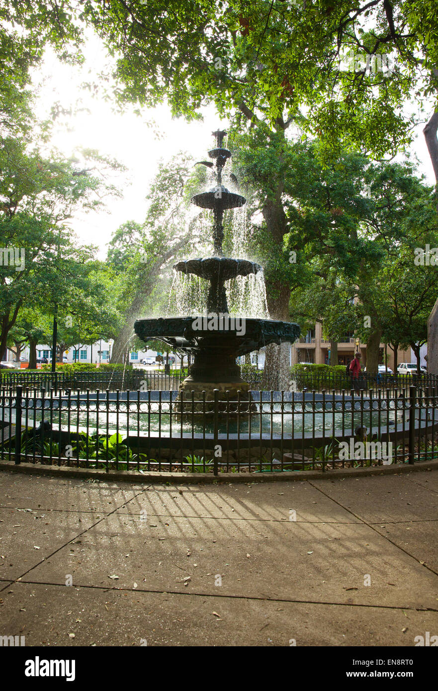 L'eau qui coule dans la fontaine dans le parc de la ville de Bienville Square centre-ville de Mobile, en Alabama, dans l'après-midi du soleil. Banque D'Images