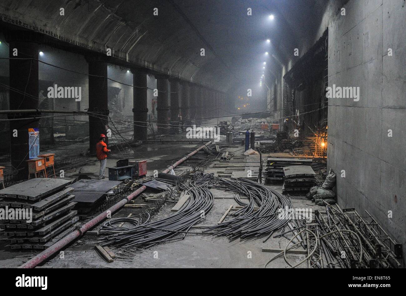 Changchun, Jilin Province de la Chine. Apr 29, 2015. Travaillent sur le site de construction de l'intersection des lignes de métro 1 et 2 à Changchun, capitale de la province de Jilin du nord-est de la Chine, le 29 avril 2015. Changchun's 18,5 kilomètres du nord au sud d'une ligne de métro 1 devrait être mis en service en 2016. Et les 22,8 kilomètres de la ligne 2 est un passage de l'Ouest avec 19 stations, dont 13 sont en construction. © Xu Chang/Xinhua/Alamy Live News Banque D'Images