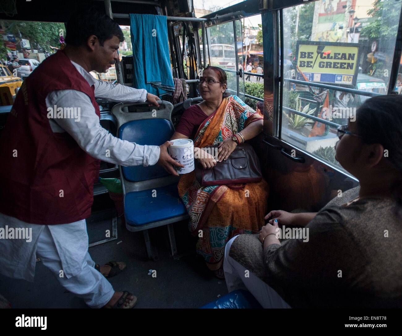 Kolkata, État indien du Bengale occidental. Apr 29, 2015. Un Indien fait don de banlieue pour un fonds d'aide au Népal à Calcutta, capitale de l'Est de l'état indien du Bengale occidental, le 29 avril 2015. Le nombre de décès attribuables à un puissant tremblement de terre au Népal est passé à 5 057, et un total de 10 915 autres ont été blessés. © Tumpa Mondal/Xinhua/Alamy Live News Banque D'Images