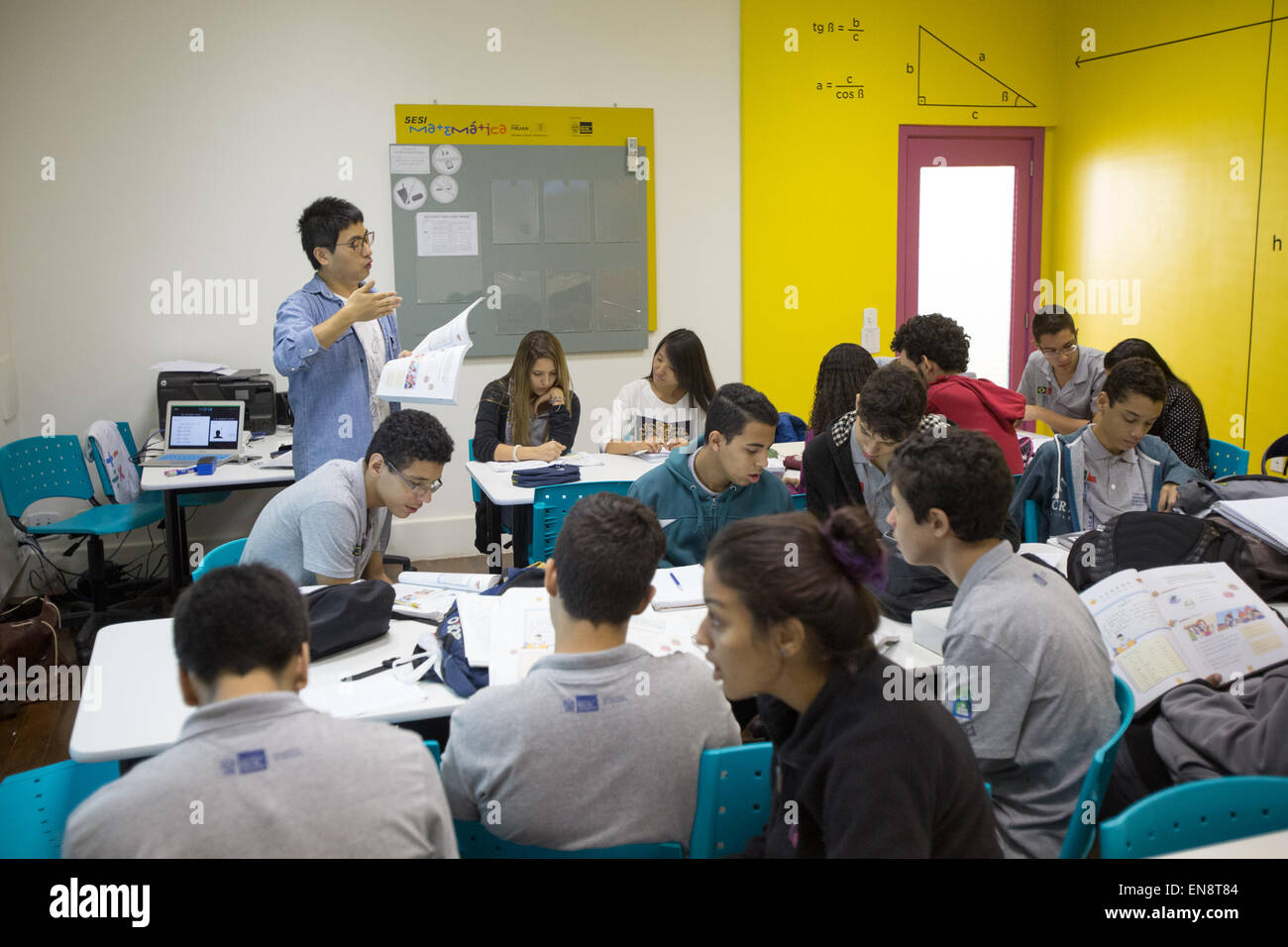 (150430) -- Niteroi, 30 avril 2015 (Xinhua) -- Cai Zhaoliang (1re L, arrière), une bénévole de la Chine centrale, la Province de l'Anhui, enseigne la langue chinoise à une classe d'élèves du secondaire à Niteroi, Brésil, le 29 avril 2015. Le premier senior high school au Brésil qui a inscrit la langue chinoise à leur programme d'études est situé dans la région de Niteroi, l'état de Rio de Janeiro. Pour remplir l'objectif d'enseignement, un groupe de volontaires a été sélectionnée et envoyée à cette école par le Hebei Normal University. Avec langue courante et de l'art spécialement préparés, des compétences les bénévoles peuvent non seulement apprendre aux t Banque D'Images