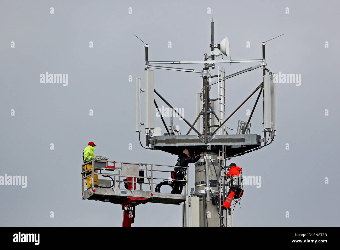 Lauchstaedt, Allemagne. Apr 28, 2015. Trois hommes travaillent en haute altitude sur un émetteur mât en Lauchstaedt, Allemagne, 28 avril 2015. Photo : JAN WOITAS/ZB/dpa/Alamy Live News Banque D'Images