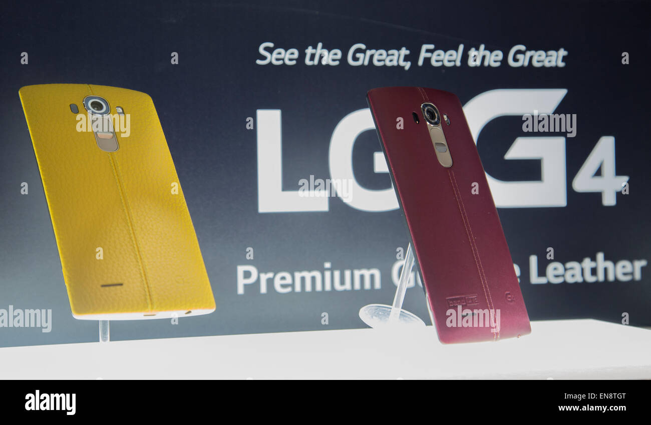 Séoul, Corée du Sud. 29 avril, 2015. LG Electronics G4 les smartphones sont affichées pendant une vitrine de LG G4 à Séoul, Corée du Sud. LG a présenté son nouveau G4 le mercredi, c'est équipé de 5,5 pouces IPS (in-plane switching) QHD écran, un processeur Qualcomm Snapdragon 808 avec X10 et une F LTE 1.8 Objectif de l'appareil. Le nouveau smartphone fonctionne sur Google Android 5.1 Lollipop et ses prix local est d'environ 770 $US, selon les médias locaux. Credit : Lee Jae-Won/AFLO/Alamy Live News Banque D'Images