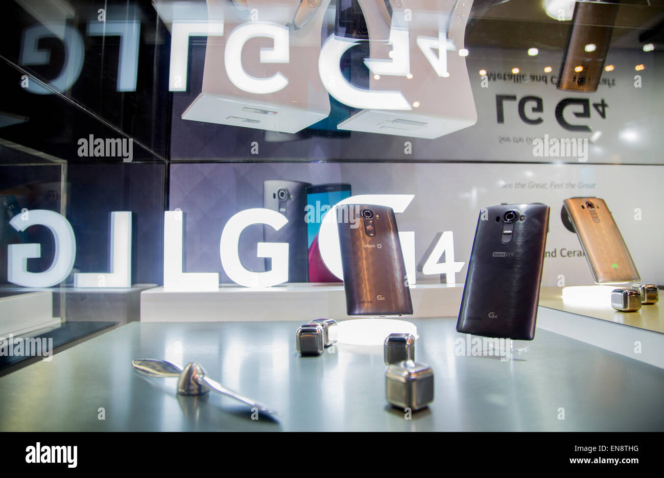 Séoul, Corée du Sud. 29 avril, 2015. LG Electronics G4 les smartphones sont affichées pendant une vitrine de LG G4 à Séoul, Corée du Sud. LG a présenté son nouveau G4 le mercredi, c'est équipé de 5,5 pouces IPS (in-plane switching) QHD écran, un processeur Qualcomm Snapdragon 808 avec X10 et une F LTE 1.8 Objectif de l'appareil. Le nouveau smartphone fonctionne sur Google Android 5.1 Lollipop et ses prix local est d'environ 770 $US, selon les médias locaux. Credit : Lee Jae-Won/AFLO/Alamy Live News Banque D'Images