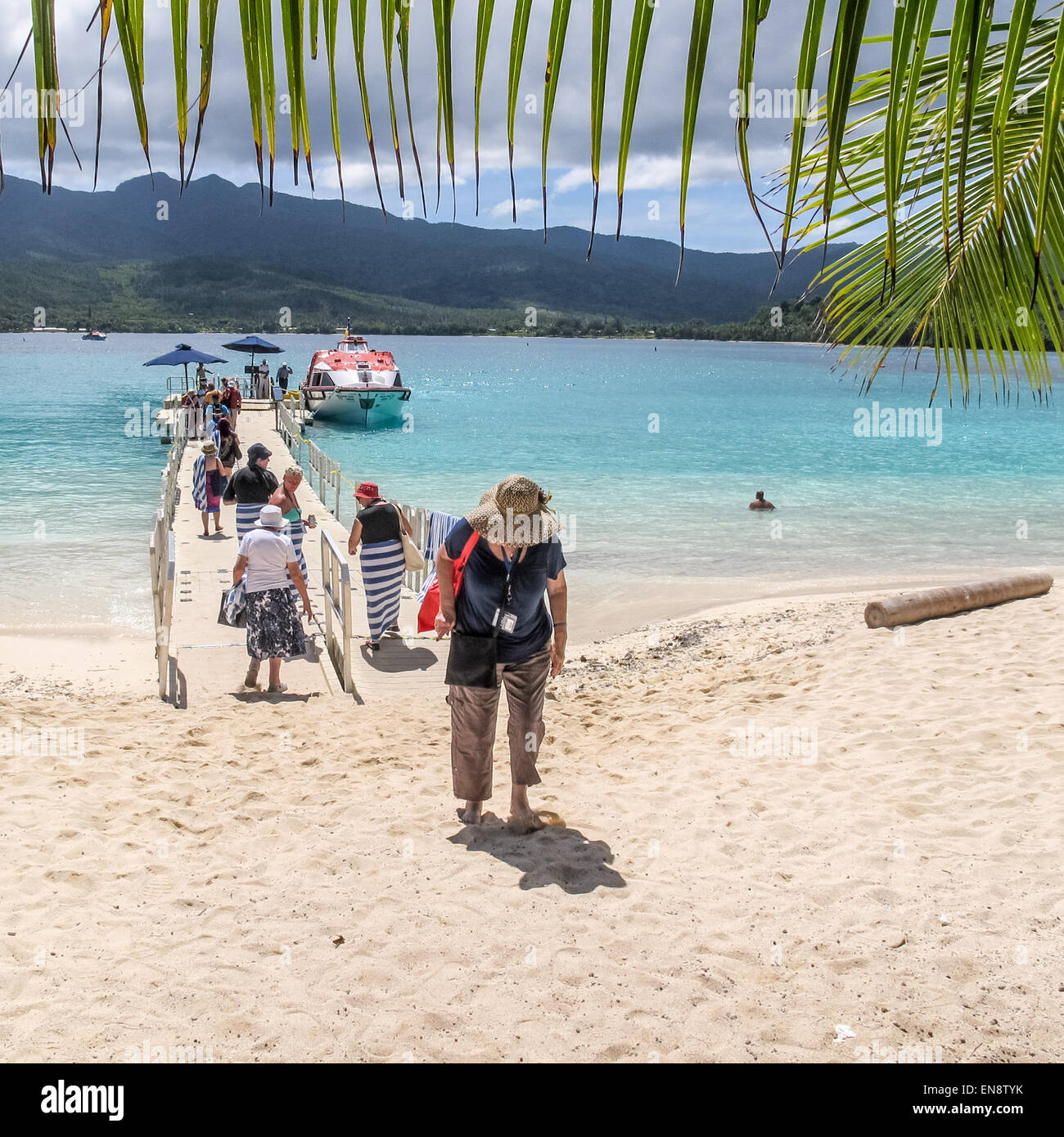 Les passagers des bateaux de croisière sur la jetée flottante à l'île de mystère Banque D'Images