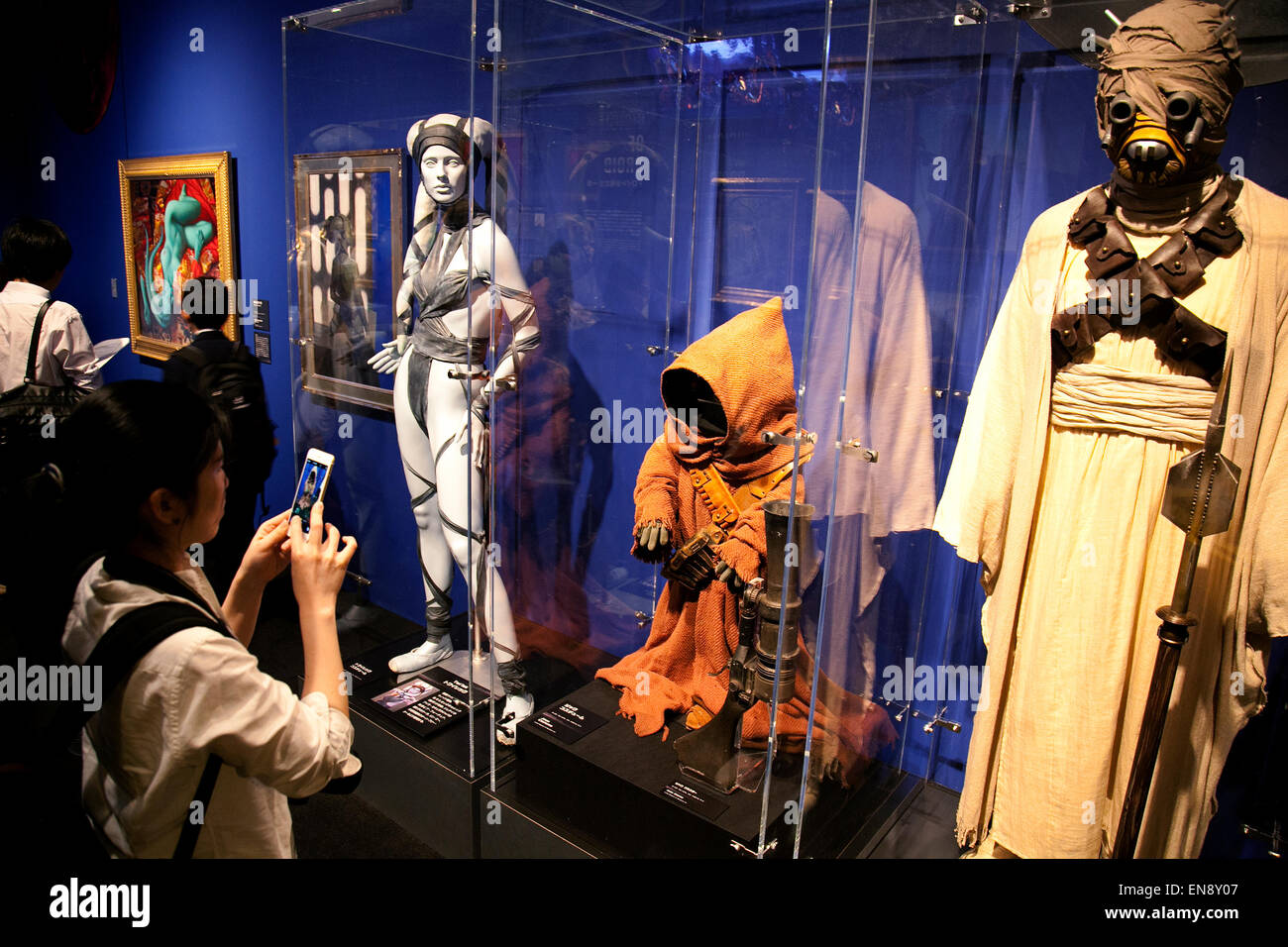 Tokyo, Japon. Apr 28, 2015. Un membre de la presse prend des photos des personnages de la série de films Star Wars au cours d'une presse gratuite de l'exposition Star Wars à la vision de la ville de Tokyo Vue Ciel Galerie dans Roppongi Hills le 28 avril 2015, Tokyo, Japon. L'exposition est divisée en six zones thématiques situés dans différentes salles, et les visiteurs peuvent voir les modèles de la bataille des vaisseaux spatiaux, des statues grandeur nature des personnages principaux et les armes Jedi des films. L'exposition présente également des œuvres d'art 60 et 100 film accessoires. Credit : AFLO Co.,Ltd/Alamy Live News Banque D'Images