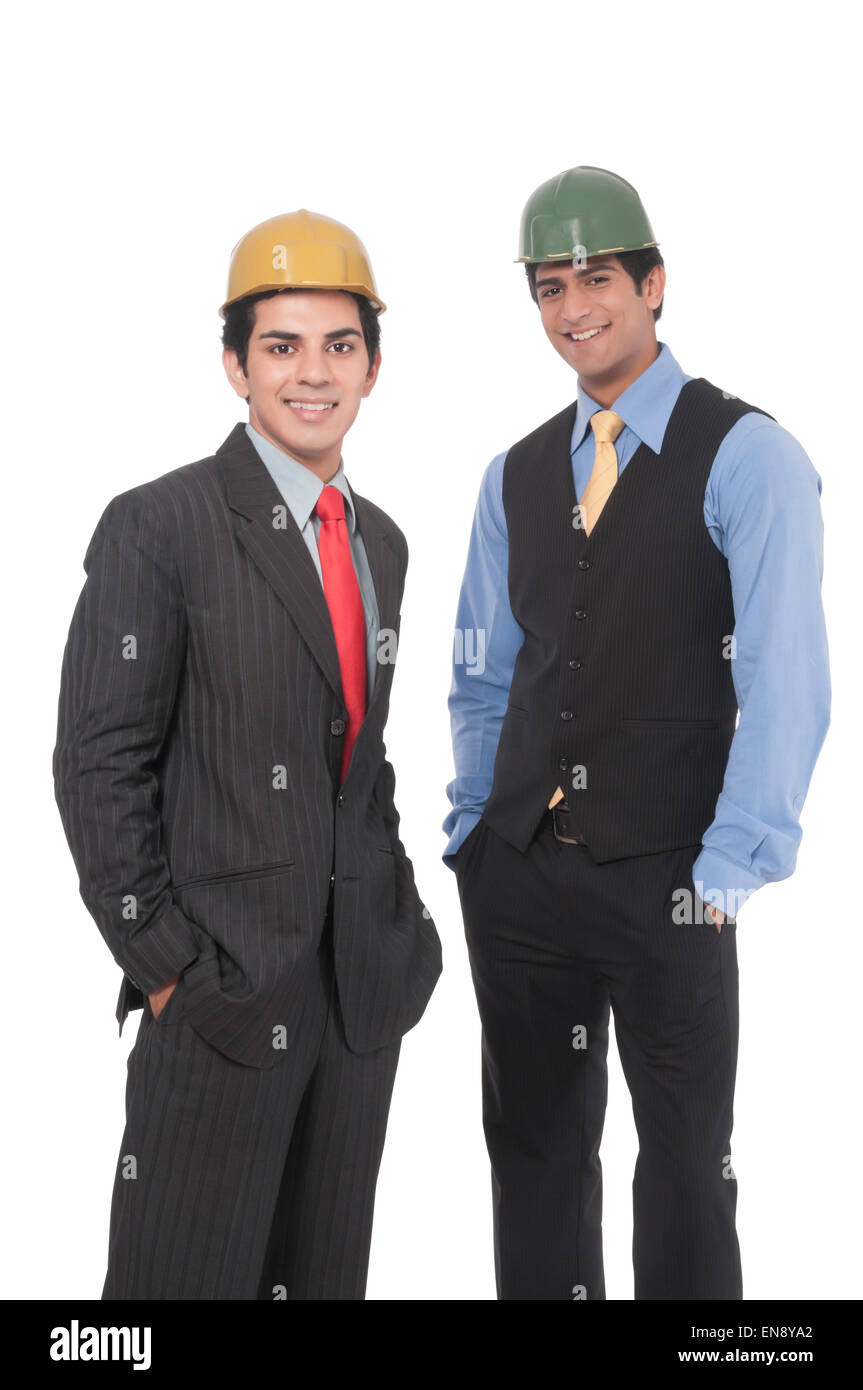 Close up de deux hommes se tenant ensemble professionnel asiatique portant des casques Banque D'Images