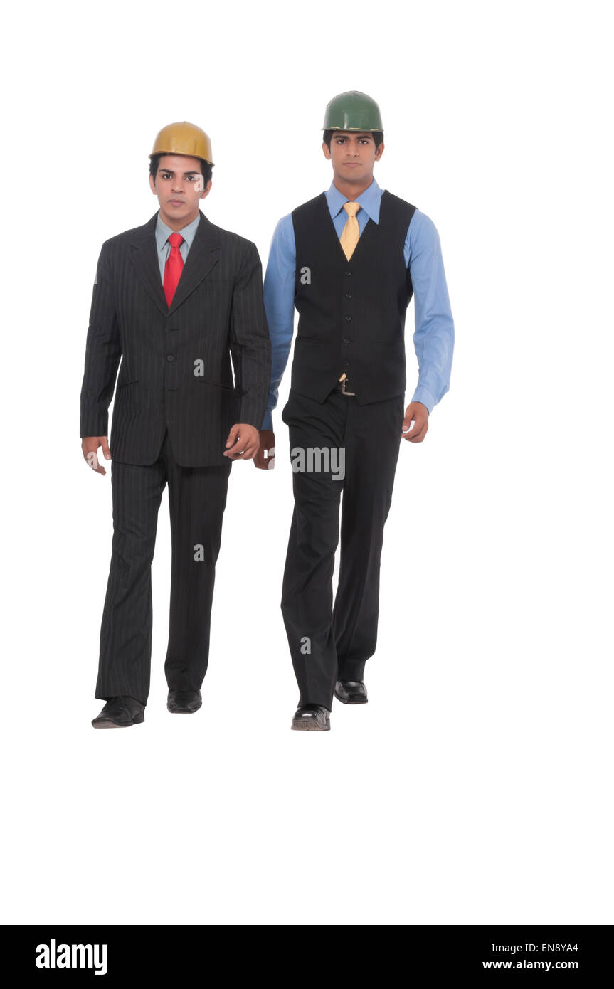 Deux hommes professionnels asiatiques à marcher ensemble, portant des casques Banque D'Images