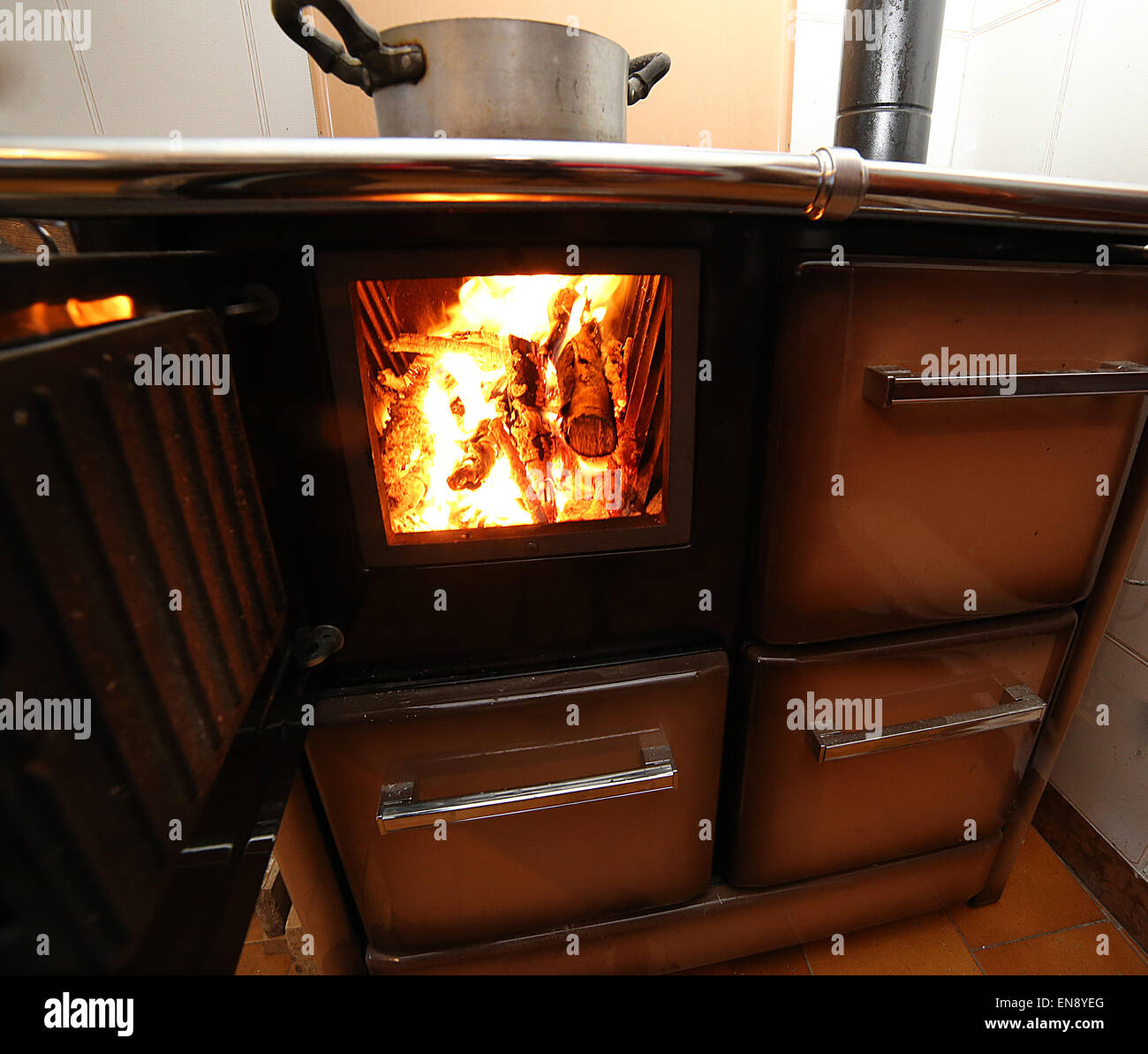 Cuisinière antique un poêle à bois avec feu allumé dans l'ancienne — free download