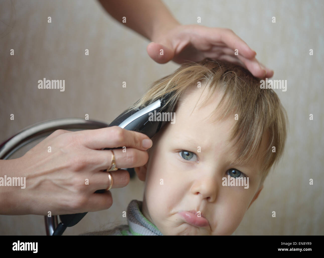 Coupe de cheveux enfant Banque de photographies et d’images à haute
