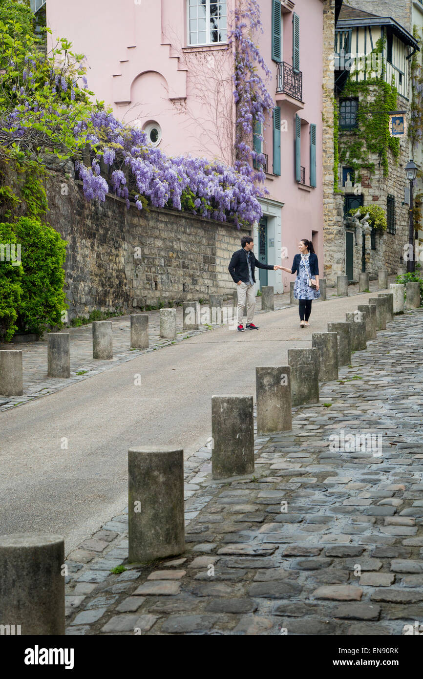 Couple walking in Montmartre, Paris, France Banque D'Images