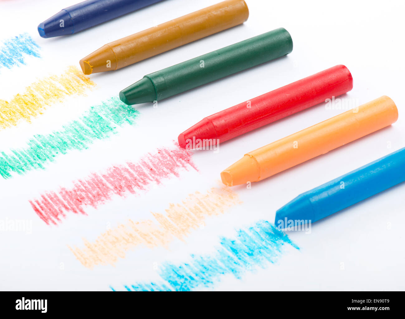 Crayons de couleur sur fond blanc Banque D'Images