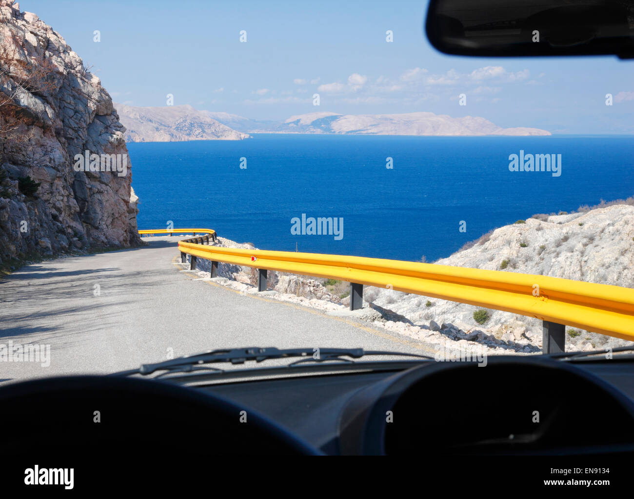 Vue de la côte croate, de la route et la mer bleue à travers le pare-brise de voiture. Banque D'Images
