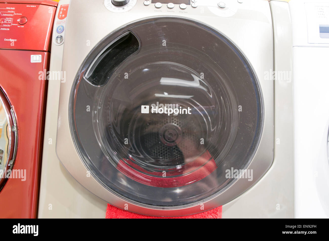 Un lave-linge Hotpoint porte Banque D'Images