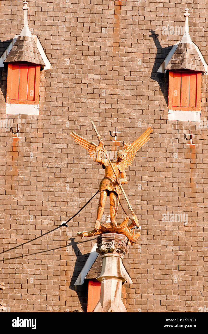 Statue en or de St George et le Dragon sur le toit de l'immeuble à Bruges Provinciaal Hof Place du Marché Banque D'Images