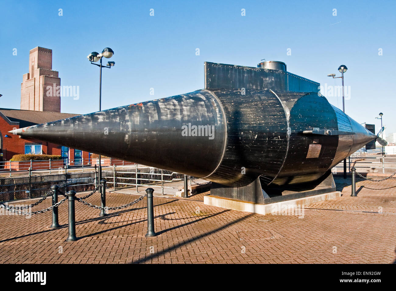 Réplique de l'Resurgam II, premier sous-marin à propulsion mécanique, à l'affiche au terminal de ferries de Woodside, Birkenhead. Banque D'Images