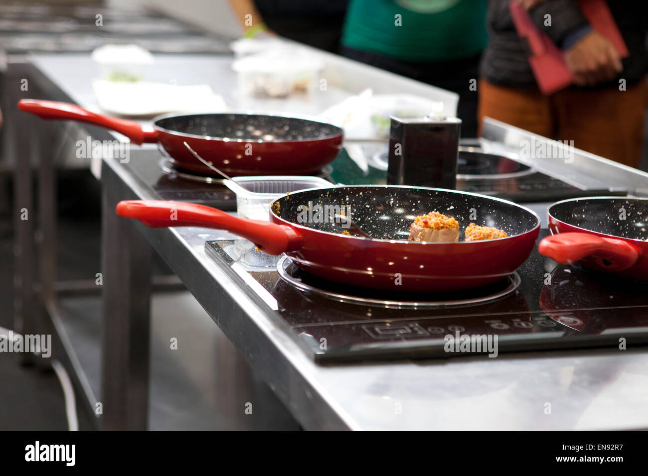 La cuisson deux morceaux de dades de viande de porc ibérique sur pan rouge Banque D'Images