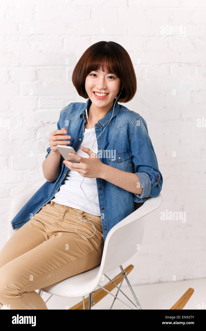 Une belle jeune femme d'écouter de la musique Banque D'Images