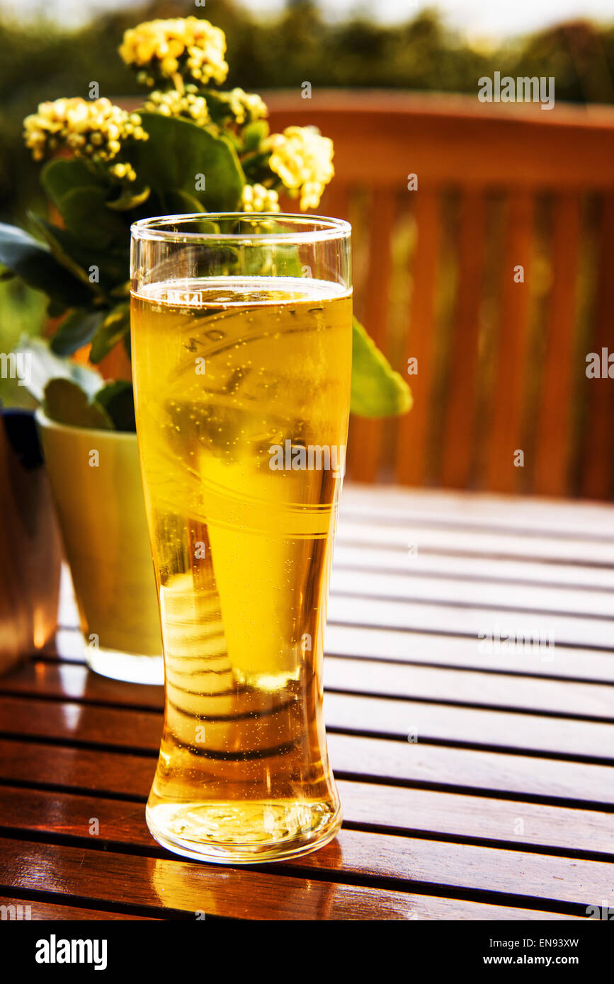 Verre de bière sur une table dans un restaurant. Banque D'Images