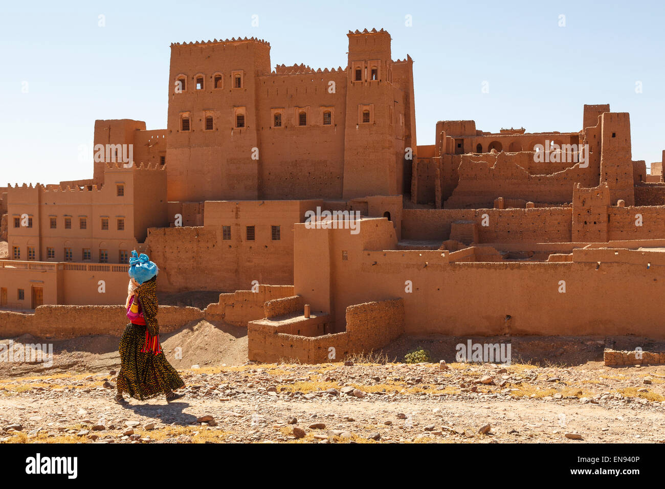 Femme et kasbah. Ouled Moqaddem. Le Maroc. Afrique du Sud Banque D'Images