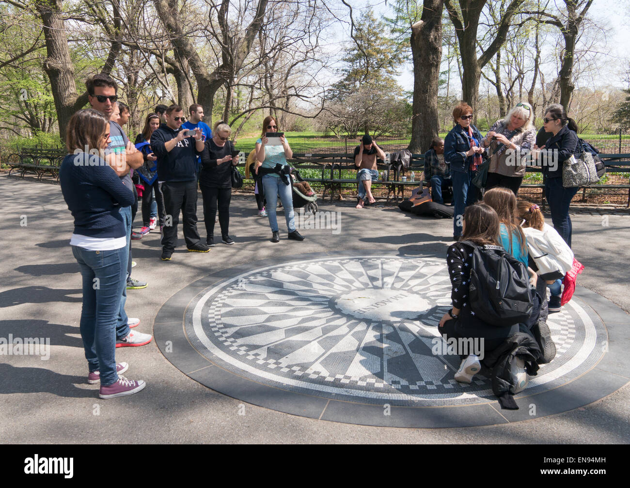 Groupe de personnes posant pour photographier à la John Lennon, Strawberry Fields, imaginer memorial Central Park, NYC, USA Banque D'Images