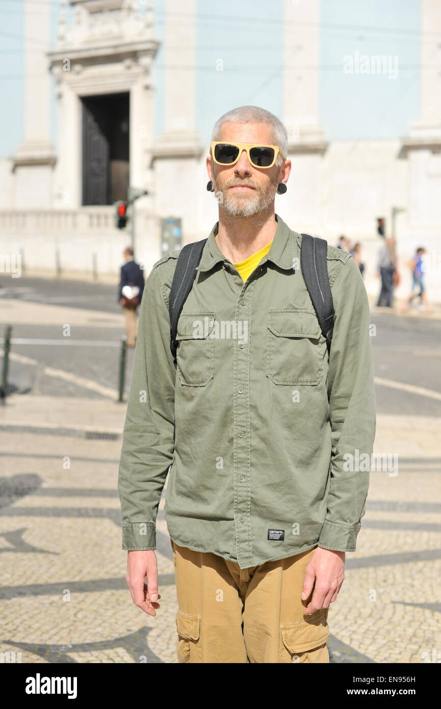 Urs Seidel posant dans la rue à Lisbonne, Portugal - 20 avril 2015 - Photo : Manhattan piste/Céline Gaille (usage éditorial uniquement)/photo alliance Banque D'Images