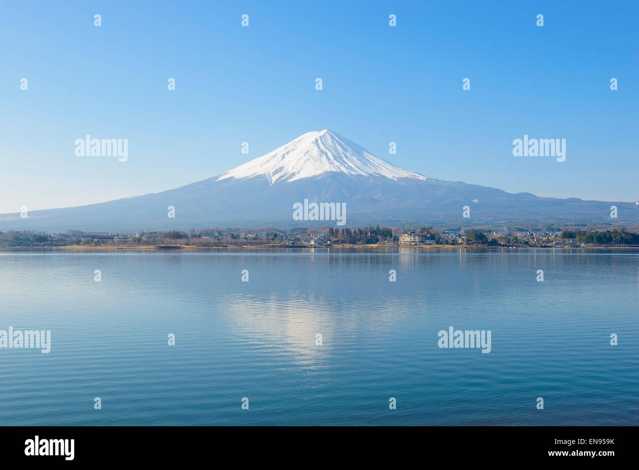 Le Mont Fuji reflétée dans le lac Kawaguchi Banque D'Images