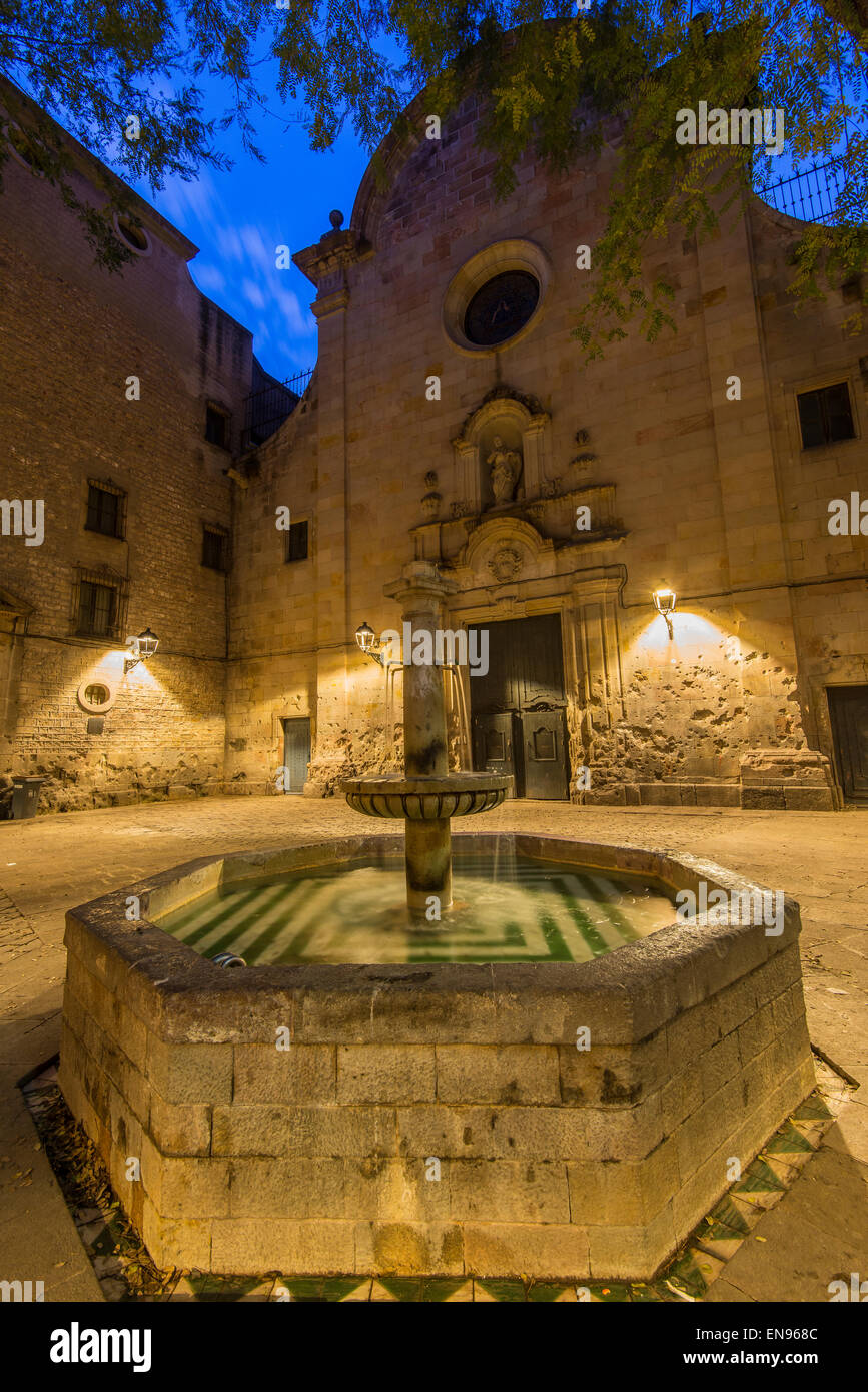 Vue de nuit sur la Plaza de San Felipe Neri ou Plaça de Sant Felip Neri dans l'ancien quartier de Barrio Gotico, Barcelone, Espagne Banque D'Images