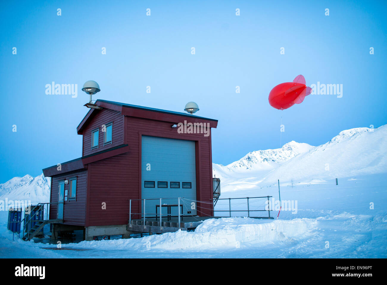 Les chercheurs à préparer un mini zeppelin derrière l'Observatoire atmosphérique dans la station de recherche de Kings Bay sur Ny-Alesund au Spitzberg, Norvège, 09 avril 2015. Le ballon porte les sondes de mesure de l'AWIPEV Base de recherche en différentes hauteurs et collecte des données de mesure comme la température, l'humidité, et la pression de l'air. Photo : Jens Büttner/dpa Banque D'Images