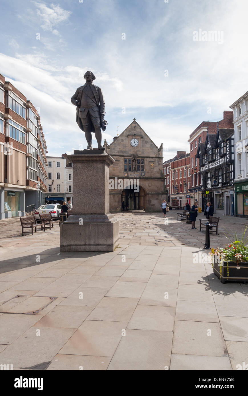 Le centre-ville de Shrewsbury avec la statue de Clive de l'Inde et le l'ancien marché couvert construit en 1596 Banque D'Images