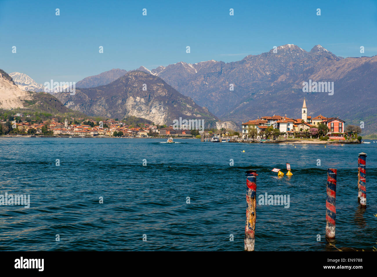 Vue panoramique sur le Lac Majeur avec l'Isola dei Pescatori ou l'Île de pêcheurs, Stresa, Piémont, Italie Banque D'Images