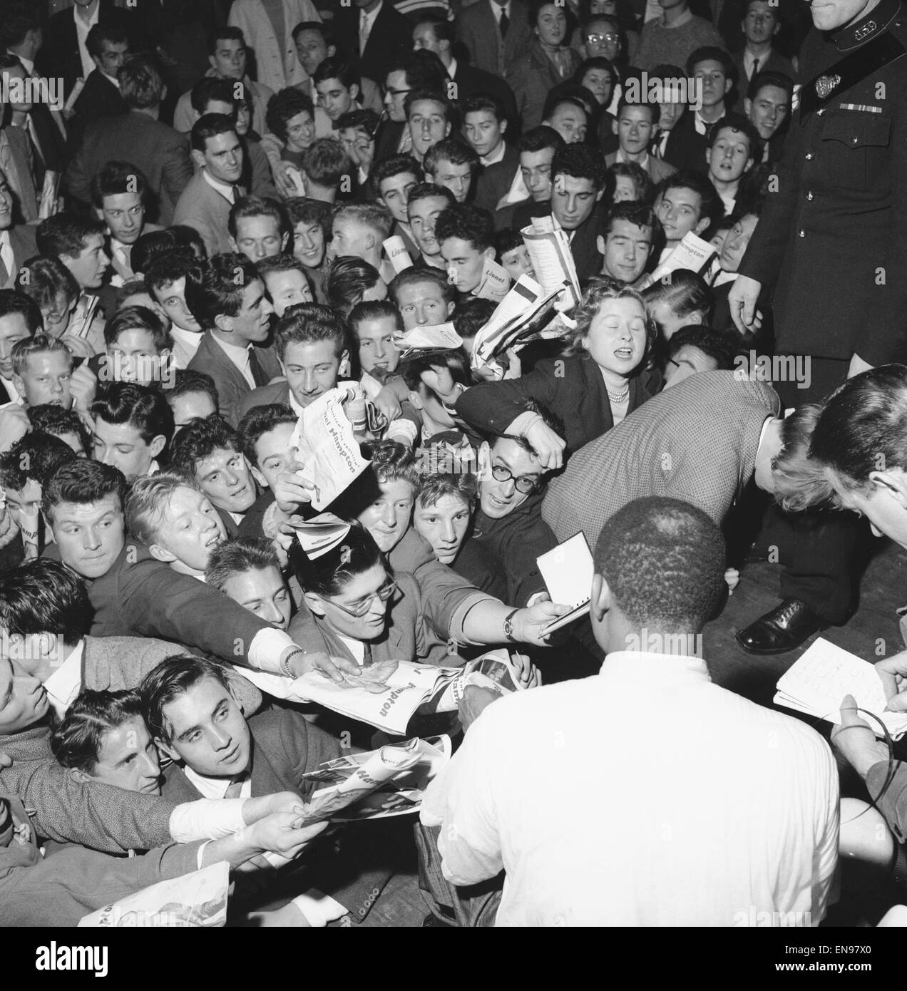Rush des fans pour l'autographe de la légende du jazz Lionel Hampton à l'Empress Hall, Londres. 21 Octobre 1956 Banque D'Images