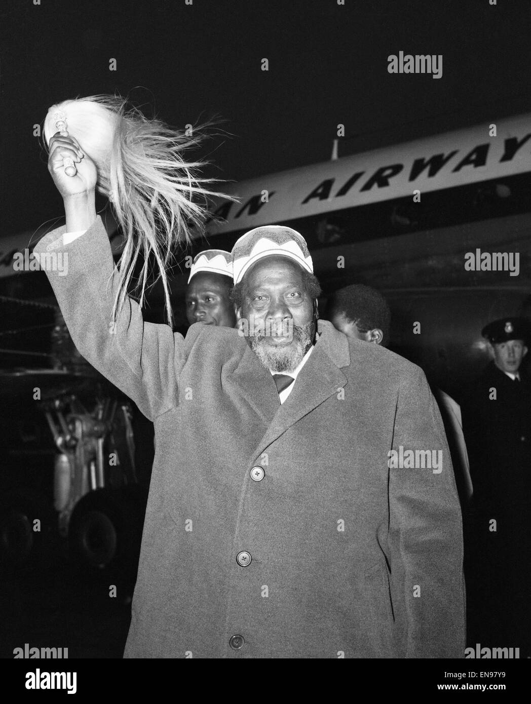 Jomo Kenyatta, leader de l'Union nationale africaine du Kenya, photographié à son arrivée à l'aéroport de Londres pour le Kenya conférence constitutionnelle. 11 février 1962. Banque D'Images