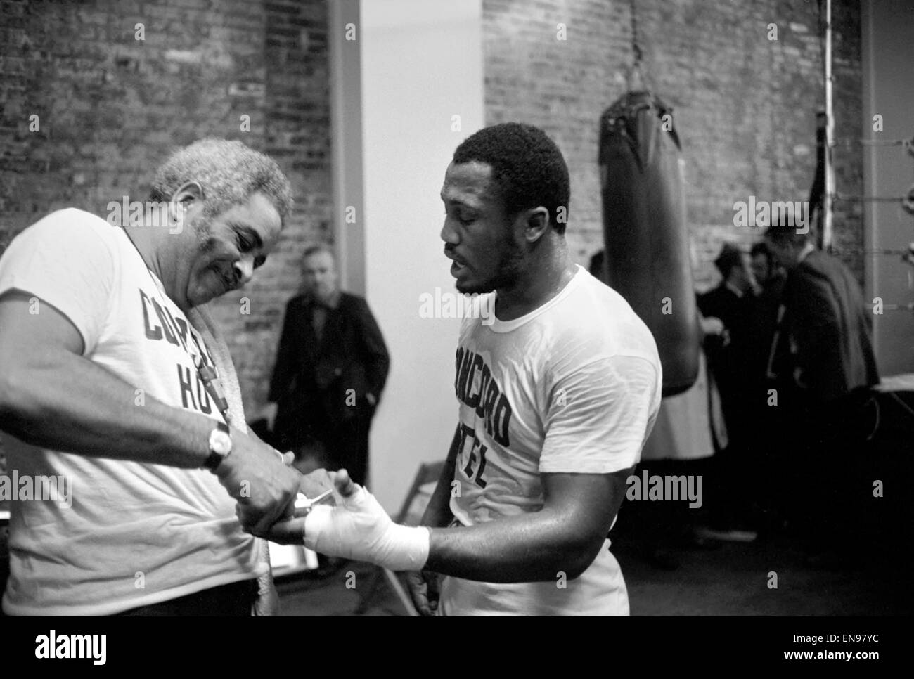 World Heavyweight Champion, Joe Frazier vu ici la formation au cours d'une conférence de presse à la veille de son combat avec Muhammad Ali 19 Février 1971 Banque D'Images