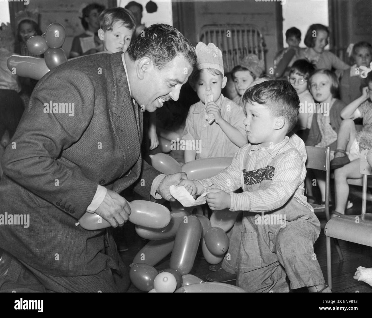 Music Hall humoriste Hal Monty vu ici de divertir les enfants de l'hôpital Pendlebury. 22 Juin 1953 Banque D'Images