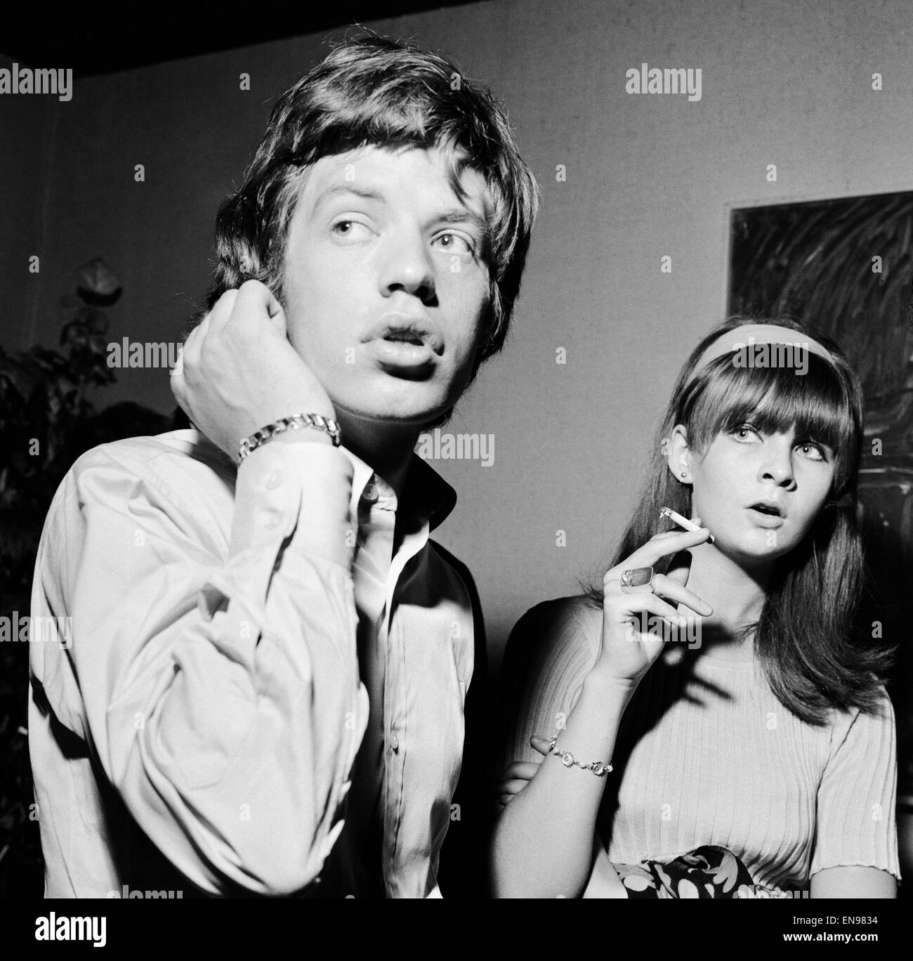 Rolling Stones : Mick Jagger et Chrissie Shrimpton au mariage de David Bailey et Catherine Deneuve. Mick était le meilleur homme et c'était probablement prise à la réception dans Soho. 18 août 1965. Banque D'Images