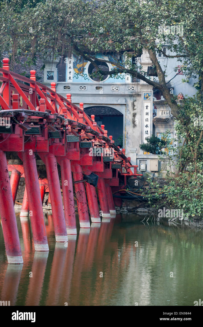 Les Huc Bridge sur le lac Hoan Kiem de Hanoi, Vietnam. Banque D'Images