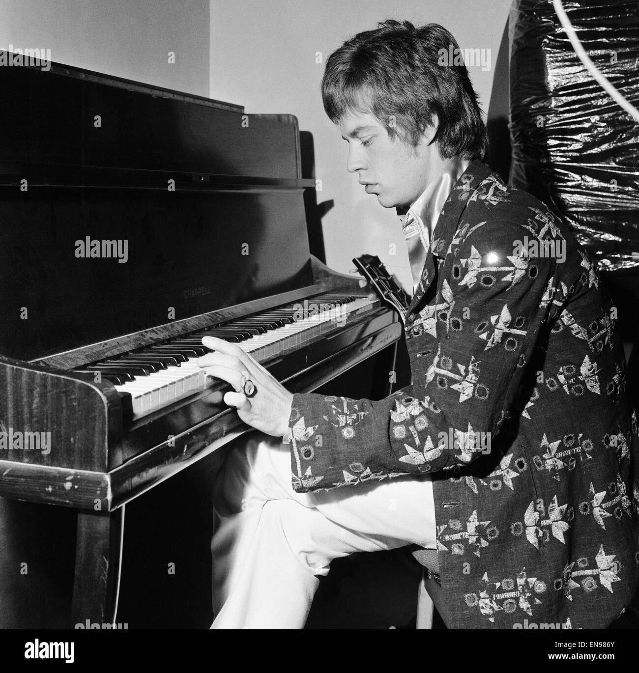 Les Rolling Stones au Royal Albert Hall, leur première tournée britannique dans une année. Mick Jagger jouer du piano dans les coulisses. 23 Septembre 1966 Banque D'Images