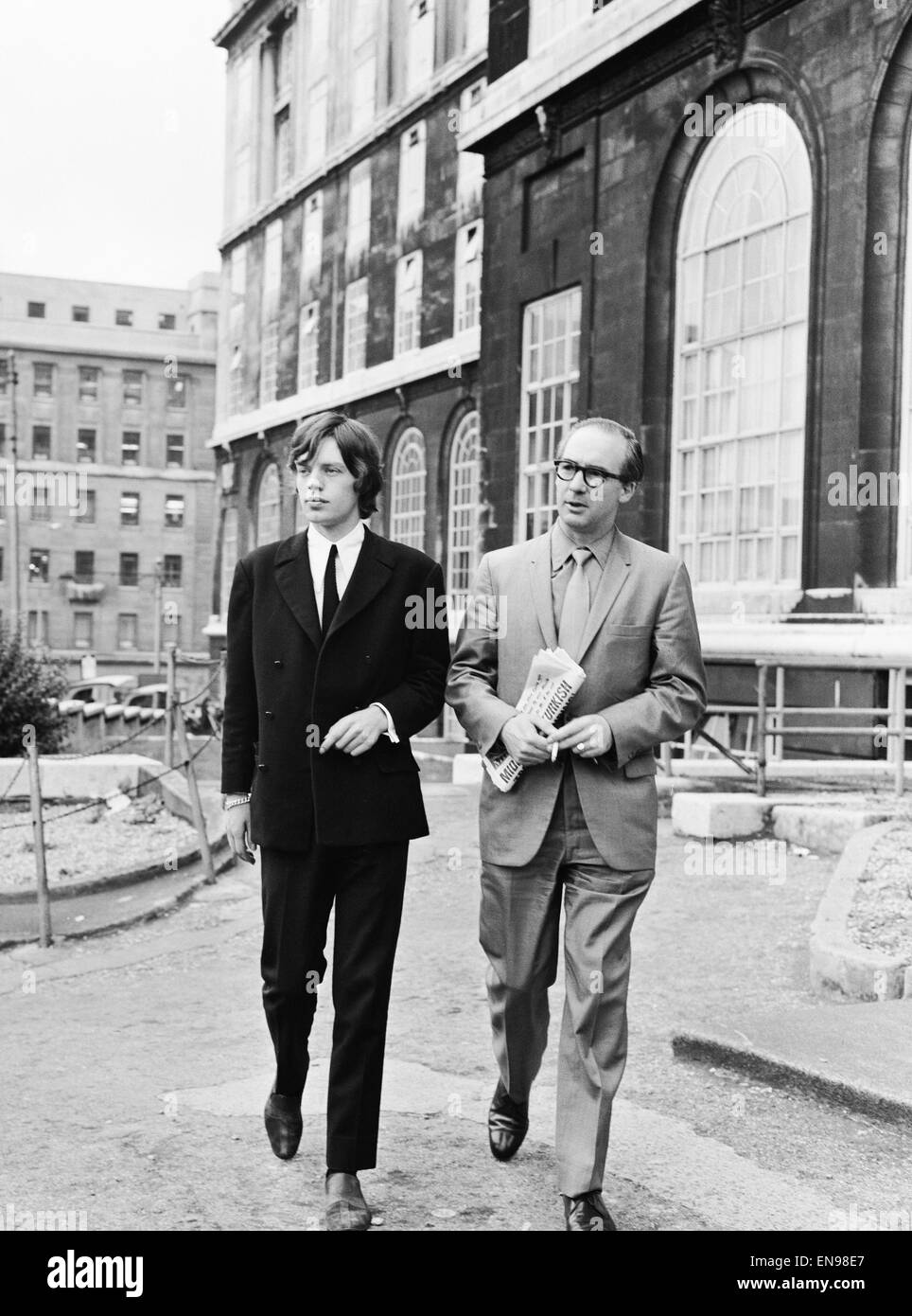Mick Jagger des Rolling Stones avec son avocat M. Dale après réception d'un Parkinson £32 d'amende pour des délits de la route. 10 août 1964. Banque D'Images