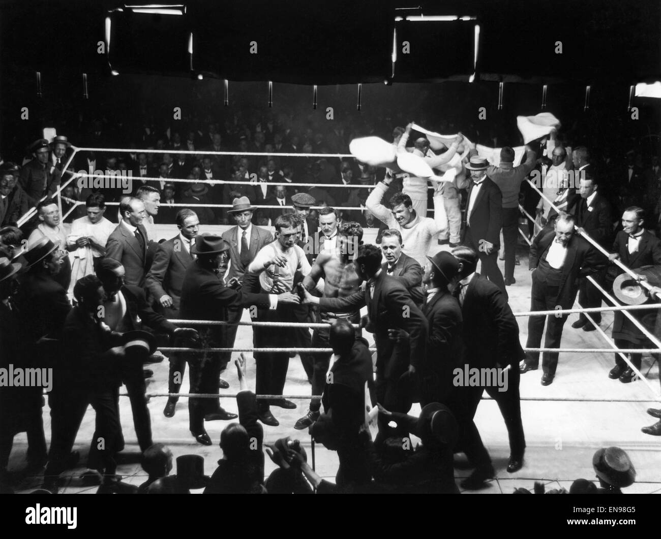 La boxe à Olympie, Kensington, Londres, Royaume-Uni. Joe Beckett c. Frank Goddard. Beckett gagne par ko. 17 juin 1919. Banque D'Images