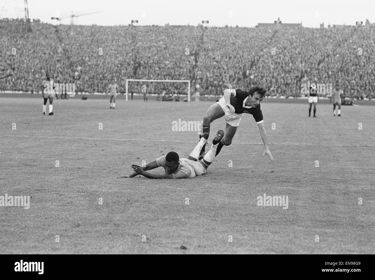 L'Écosse v Brésil match amical à Hampden Park, 25 juin 1966. Va vers le bas ... Pele et descendre pour le rejoindre est Ron McKinnon. Score final : 1-1 Ecosse Brésil Banque D'Images